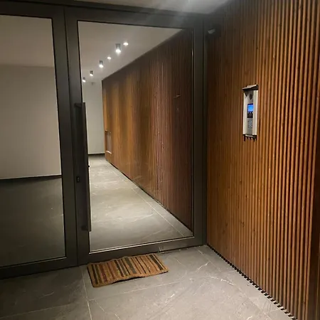 Stylish One-bedroom In דירה *