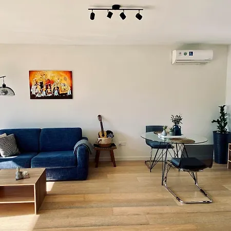 Stylish One-bedroom In Apartment *